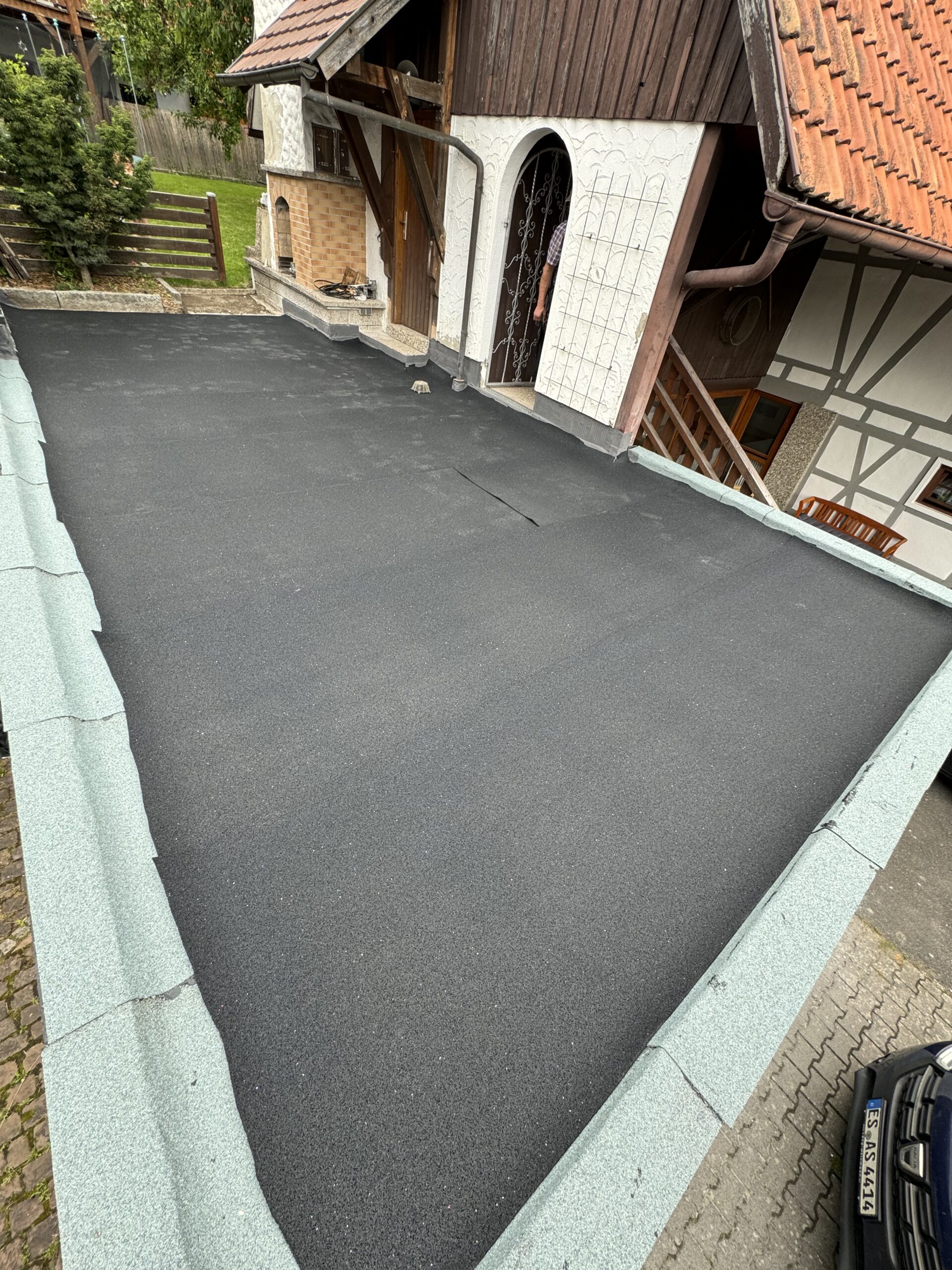 Abgedichtete Flachdachfläche mit Wandanschluss