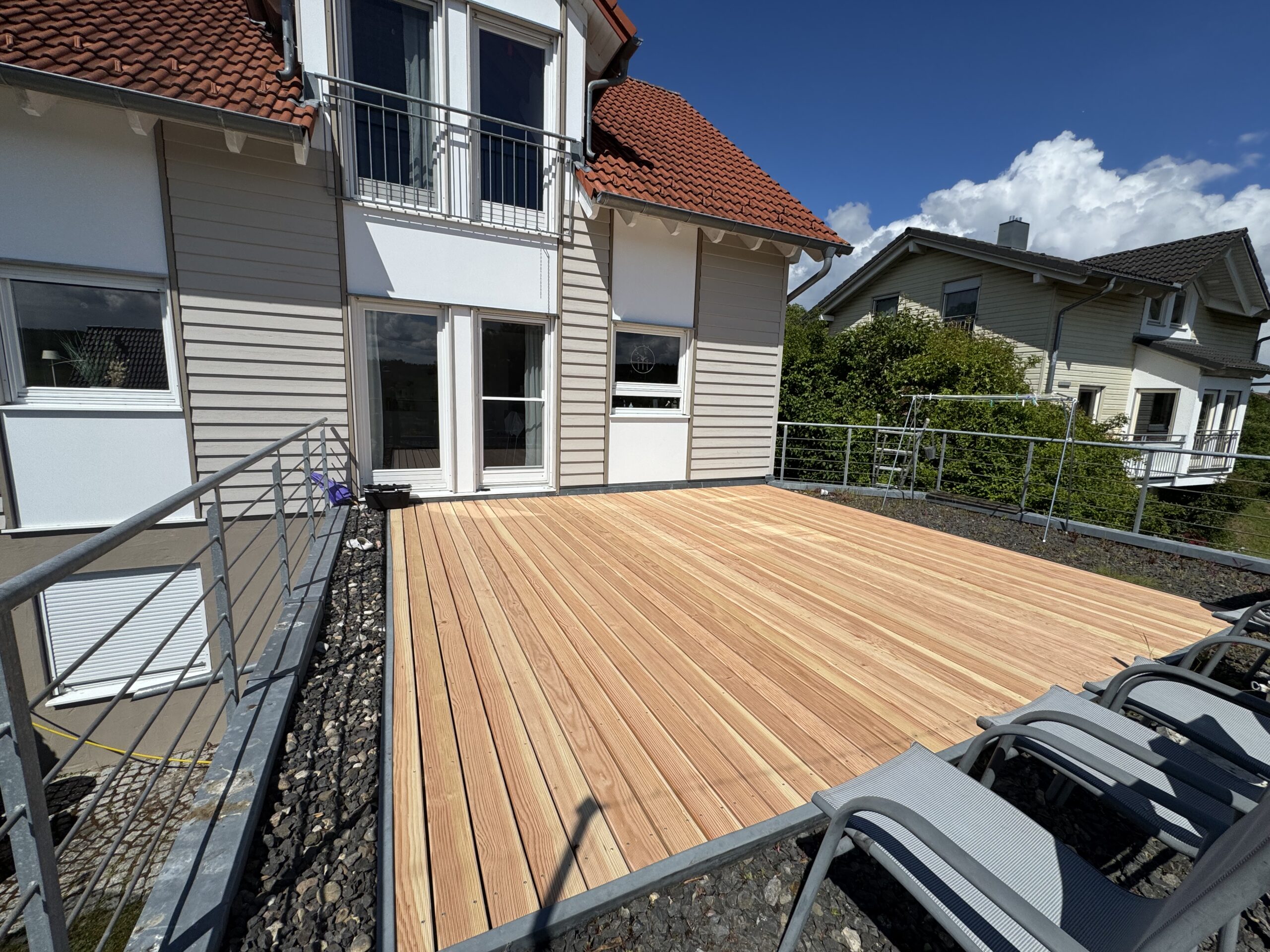 Holzterrasse vor einem Wohnhaus