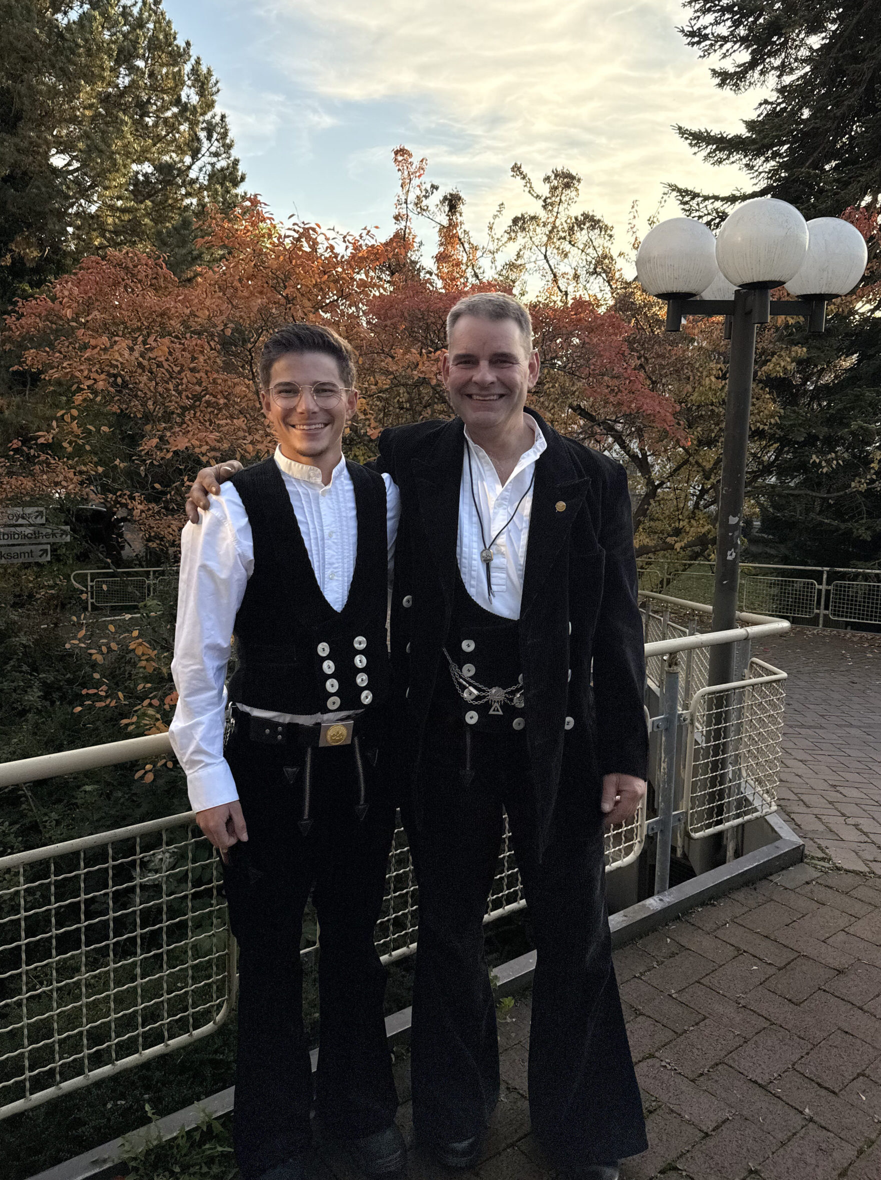 Luis und Uwe Furthmüller in Zimmererkleidung
